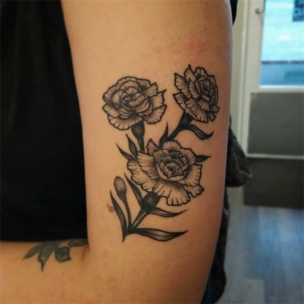 Tatouage traditionnel d'œillets1