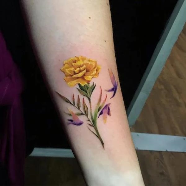 Tatouage d'œillets jaunes1